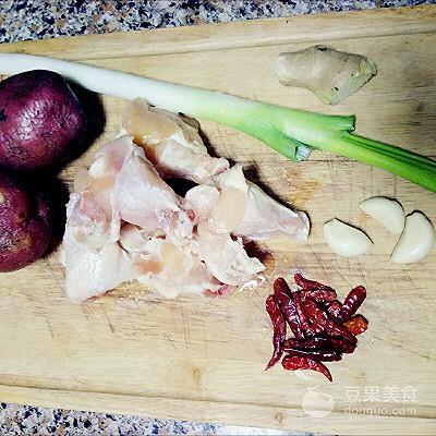 鸡腿炖土豆的家常做法（土豆炖鸡块的做法）(2)