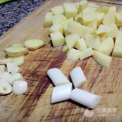 鸡腿炖土豆的家常做法（土豆炖鸡块的做法）(5)