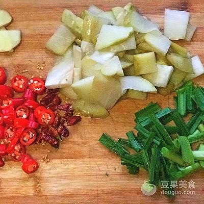 鱼煲的做法砂锅（酸菜炒肥肠的做法）(11)