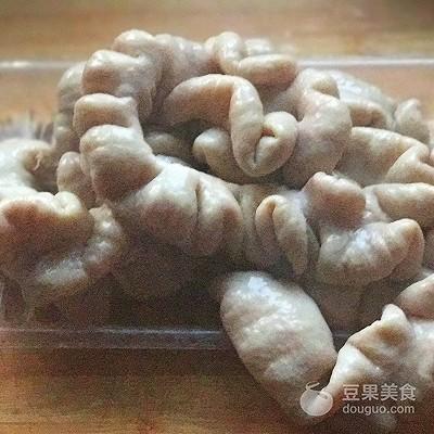 鱼煲的做法砂锅（酸菜炒肥肠的做法）(4)