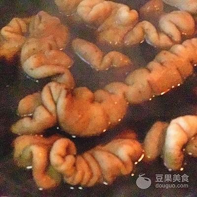 鱼煲的做法砂锅（酸菜炒肥肠的做法）(6)