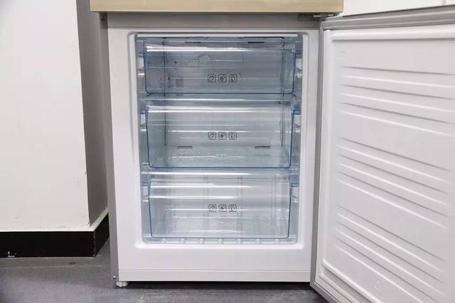 美菱雅典娜272升冰箱（美菱雅典娜三开门冰箱评测）(8)