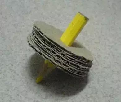 如何制作用纸板做的陀螺（巧用硬纸板和铅笔头自制陀螺）(1)