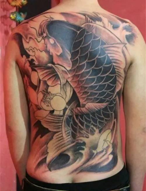 纹鲤鱼纹身你必须要知道这些（鲤鱼是传统纹身中颇有代表的图案之一）(11)