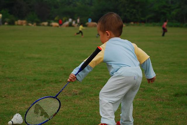 孩子打羽毛球的好处和坏处（你会让自己的孩子打羽毛球吗）(2)