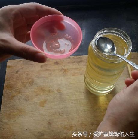 蜂蜜补水自制面膜的做法（美容效果美哒哒）(2)