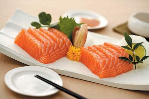 三文鱼是高脂肪食物吗（吃三文鱼养生又瘦身）(1)