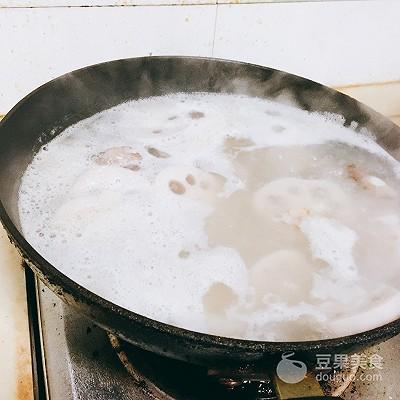 莲藕汤家常做法（莲藕排骨汤的做法）(5)