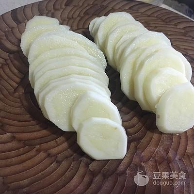 烤迷迭香土豆的做法（烤箱菜-迷迭香烤土豆片）(2)