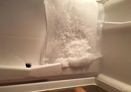 冰箱里面那个小孔为什么会结冰（家里冰箱为什么总是结冰）
