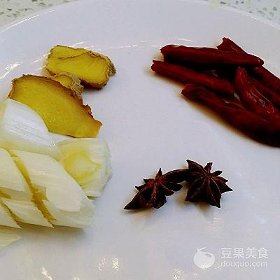 开水烫酸菜的正宗做法（酸菜鸡的做法）(2)