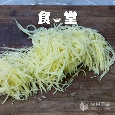 韭菜土豆丝炒肉的做法（韭菜土豆丝厨此之外）(图2)