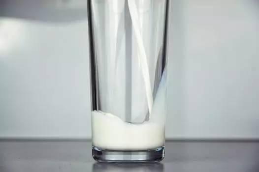 纯牛奶进口的好还是国内生产的好（纯牛奶应该怎么选）(3)