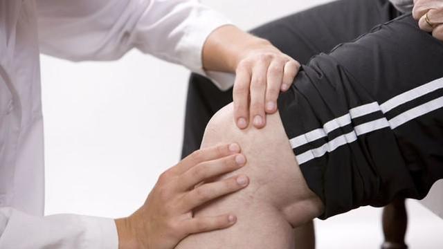 民间治疗膝盖疼痛的方法（膝盖骨痛有救了）