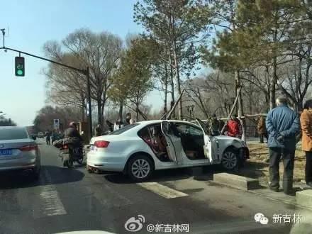 吉林市一辆私家车撞向路边停车（吉林市一辆私家车撞向路边）(3)