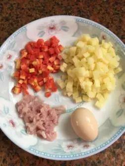 鸡蛋瘦肉红萝卜宝宝粥（胡萝卜蛋黄瘦肉小米粥）