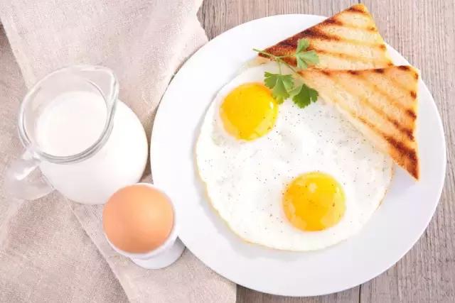 鸡蛋能和鲜牛奶一起搭配（鸡蛋和牛奶到底能不能搭配）(1)