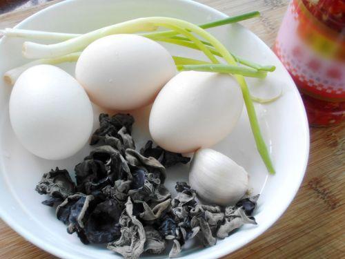 木耳豆腐炒鸡蛋家常做法（简单又易上手的剁椒木耳炒鸡蛋）(2)