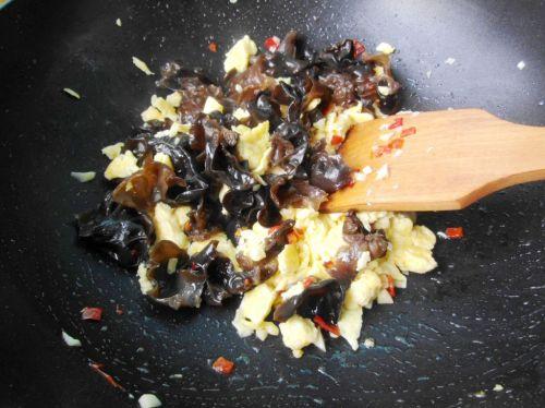 木耳豆腐炒鸡蛋家常做法（简单又易上手的剁椒木耳炒鸡蛋）(8)