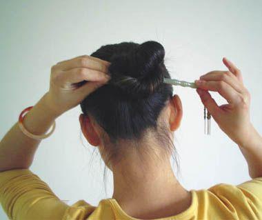 簪子盘发教程简单又漂亮（2款适合50岁女人的簪子发型盘发教程）(5)