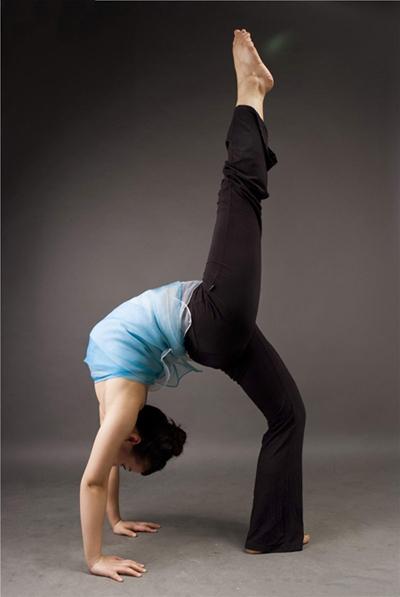 瑜伽中怎样练习迈腿向前（六式瑜伽快速助长高度）