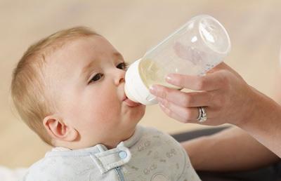 宝宝不吃奶粉的正确方法是什么（宝宝不吃奶粉十二个解决方法）(1)