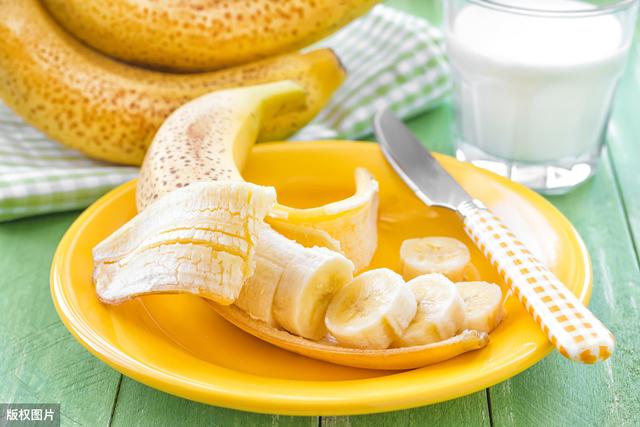 香蕉和鸡蛋怎么做香蕉饼（香蕉鸡蛋软饼做法）(1)