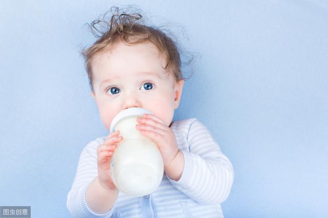宝宝喝牛奶的最佳时间是什么（宝宝多大可以喝牛奶）(1)