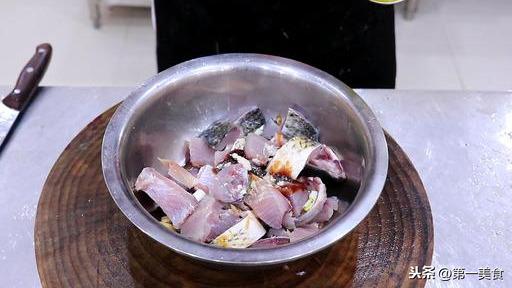 剁椒鱼头如何腌制入味好吃（剁椒鱼头鱼肉不够吃）(4)