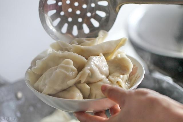 冰冻饺子是冷水下锅还是沸水下锅（煮速冻饺子冷水下锅还是热水）(7)