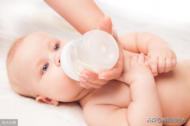 宝宝多大不建议用奶瓶喝奶（宝宝多大可以自己拿奶瓶喝奶）(3)