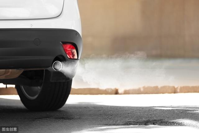 汽车发动机排气管滴水怎么办（车子排气管滴水是什么原因）(2)