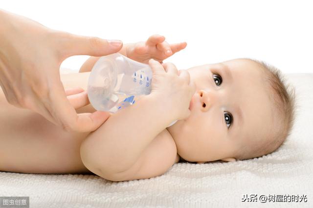 宝宝多大不建议用奶瓶喝奶（宝宝多大可以自己拿奶瓶喝奶）(4)
