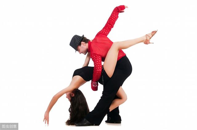 男人和女人一起跳舞接吻（妻子和男舞伴热舞）(3)