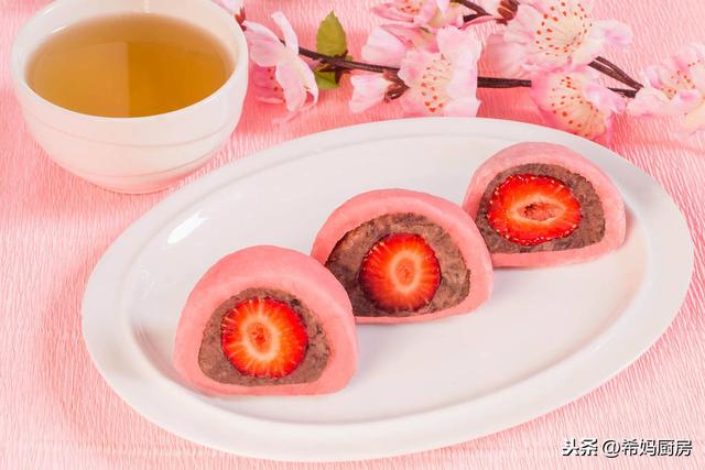 糯糯的草莓大福吃起来（无需奶油也能做草莓大福）(2)