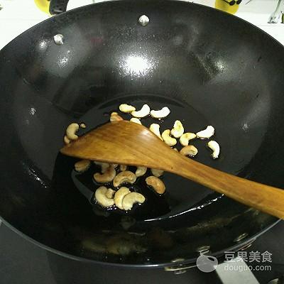 西芹炒腰果正宗做法（腰果西芹炒花枝的做法）(5)