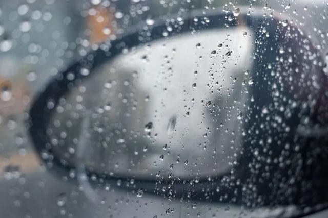 电动汽车可以在下雨的时候充电吗（用车百科下雨天）