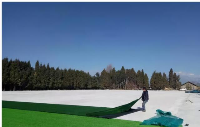 足球场人造草坪施工步骤有哪些（足球场人造草坪施工步骤）(2)