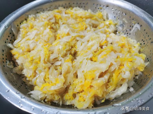 土豆丝炒东北酸菜（东北家常菜酸菜炒土豆丝）(5)