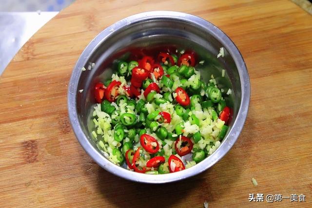 家常拌青椒皮蛋最简单做法（简单易上手的凉拌青椒皮蛋）(4)