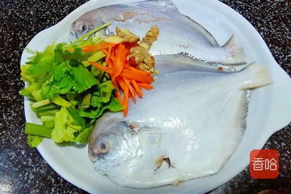 黑鲳鱼怎么做好吃又简单（加点胡萝卜和芹菜试试）(2)