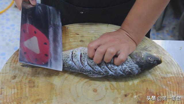 怎样做红烧鱼才能不腥又不腻（红烧鱼最正确的做法）(2)