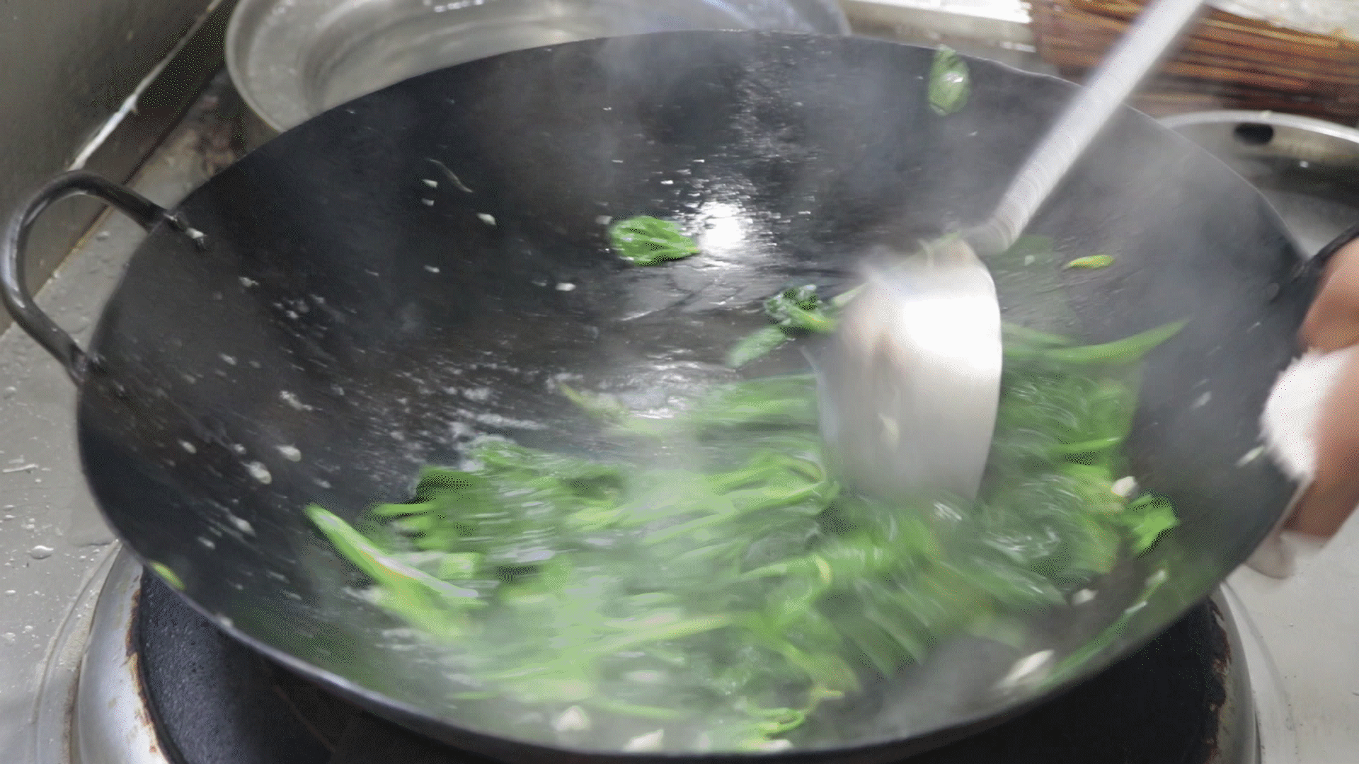 菠菜最好吃的三种炒菠菜做法（菠菜好吃有诀窍）(8)