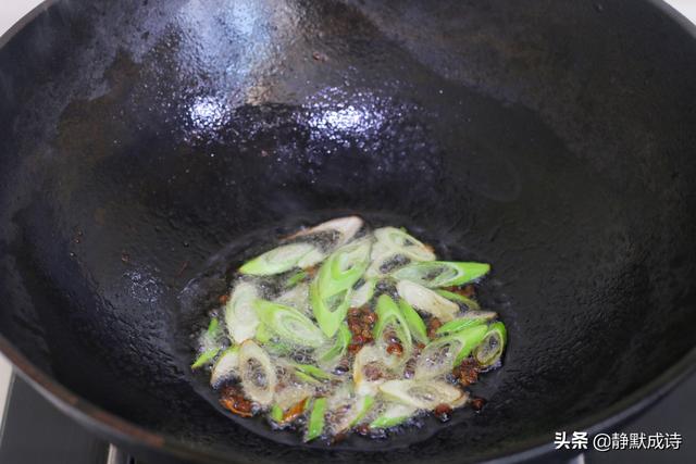 大锅炒黄豆芽怎么炒最好吃（1斤黄豆芽1小撮花椒）(图6)
