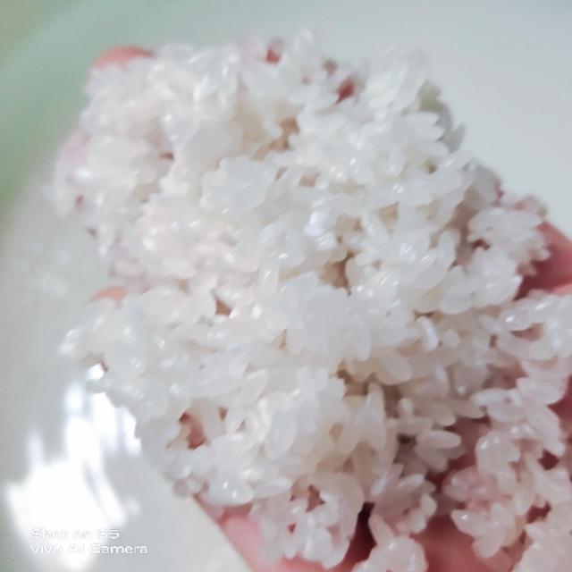 大米饭怎么蒸出来才松软好吃（蒸大米饭我通常加三物）(2)