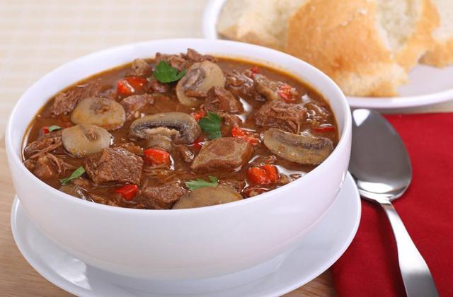 牛肉蘑菇汤的家常做法（教你牛肉蘑菇汤的家常做法）(1)