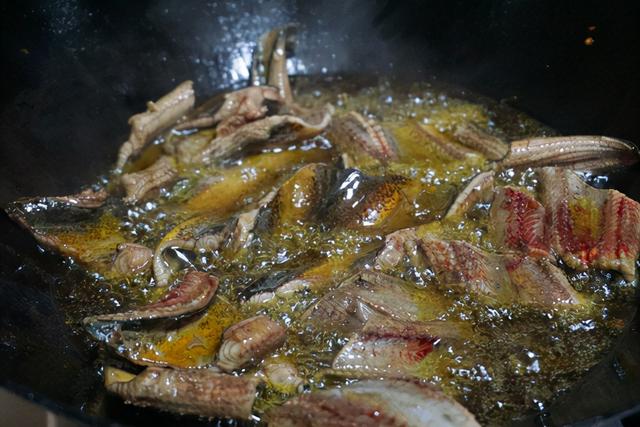 干烧黄鳝最简单做法（在家也能做的烧焦鳝鱼）(7)