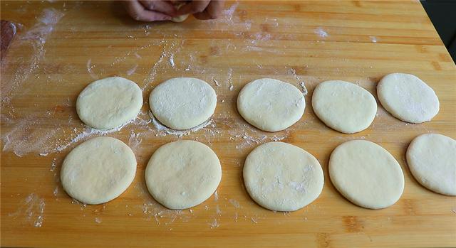 怎样做发面饼好吃又简单（家常发面饼最简单的做法）(4)