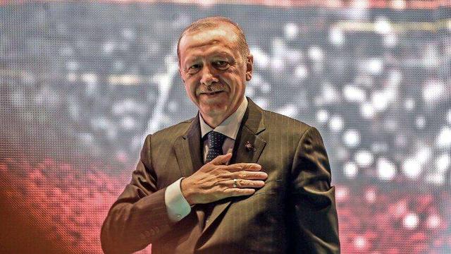 当土耳其总统埃尔多安走过身边时（为什么说土耳其总统埃尔多安是格鲁吉亚人）