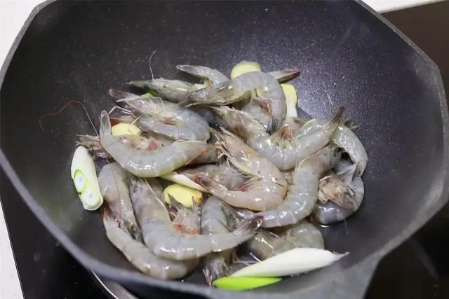 白灼虾的正确水煮方法要去虾线吗（白灼虾切记不能加水）(9)